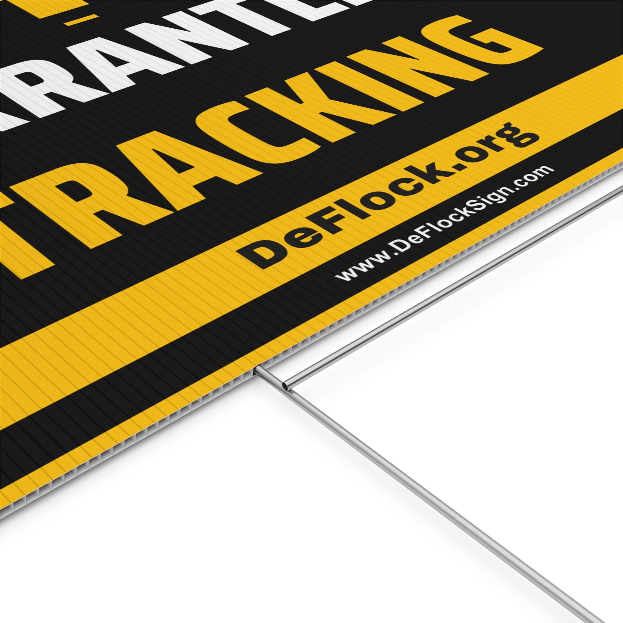 Yard sign with an arrow pointing upwards, and a message that says "WARRANTLESS TRACKING" to indicate that above the sign is a flock camera